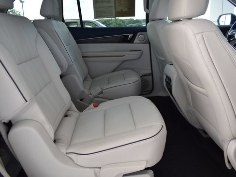 Used 2025 Buick Enclave Avenir w/ LPO, Floor Liner Package FWD image 17