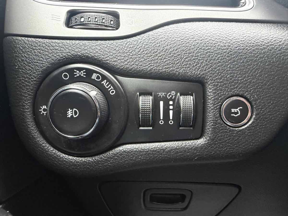 Used 2019 Jeep Cherokee Limited w/ Trailer Tow Group AWD/4WD image 30