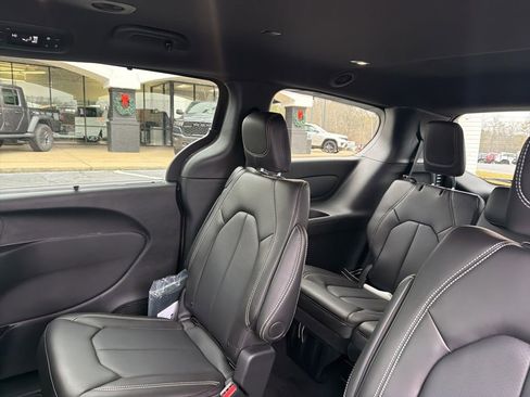 New 2026 Chrysler Pacifica Select FWD image 20