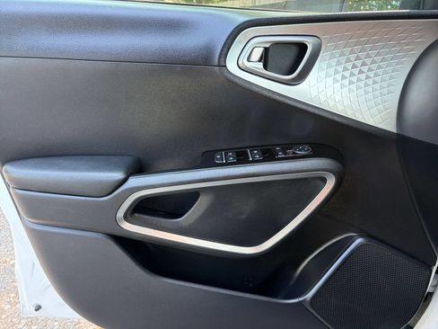 Used 2025 Kia Soul LX w/ LX Technology Package FWD image 18