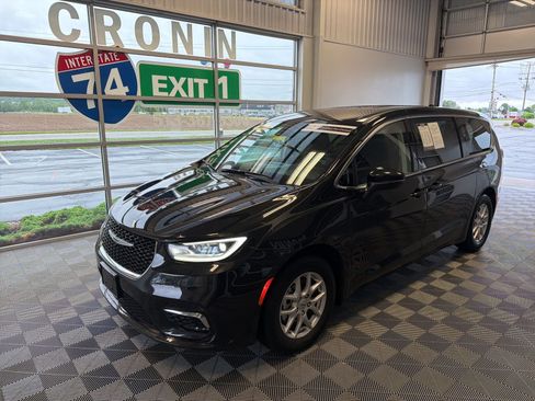 Used 2023 Chrysler Pacifica Touring-L FWD image 3