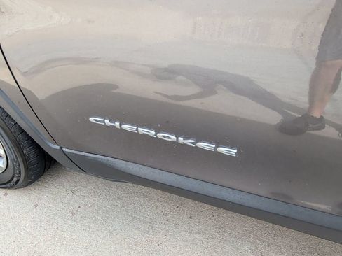 Used 2019 Jeep Cherokee Latitude Plus w/ Comfort/Convenience Group FWD image 9