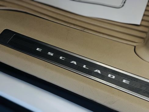 Used 2022 Cadillac Escalade Premium Luxury w/ Performance Package AWD/4WD image 31