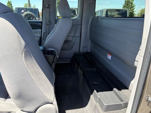 Used 2015 Toyota Tacoma 4x4 Access Cab image 19