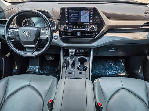 Used 2022 Toyota Highlander XLE image 14
