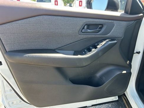 Used 2023 Nissan Rogue S FWD image 11
