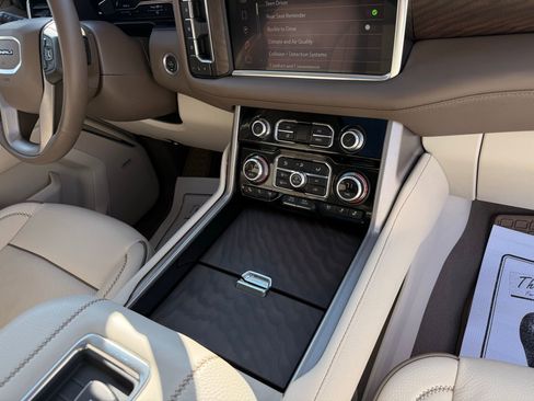 Used 2024 GMC Yukon Denali image 17