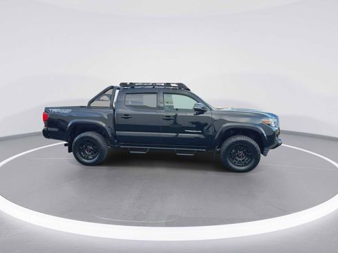 Certified 2018 Toyota Tacoma TRD Sport image 9