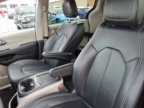 Used 2024 Chrysler Pacifica Touring-L FWD image 16