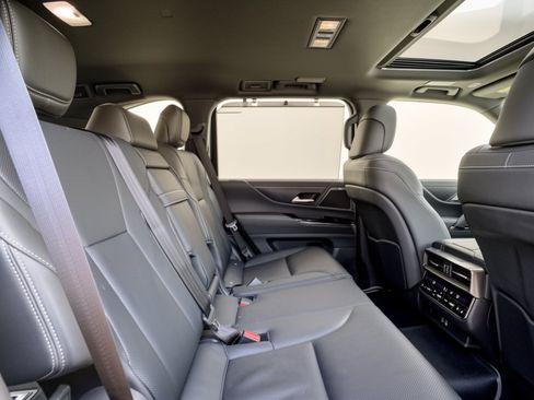Used 2024 Lexus LX 600 4WD w/ Appearance Package image 29