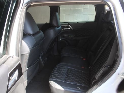 Used 2023 Mitsubishi Outlander SEL FWD image 11