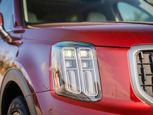 Used 2023 Kia Telluride EX w/ EX Captain's Chair Package image 10