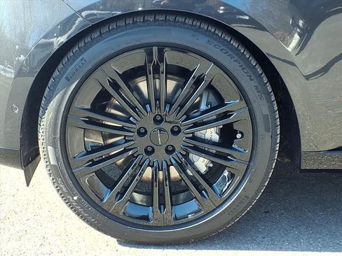 New 2026 Land Rover Range Rover Long Wheelbase SE image 9