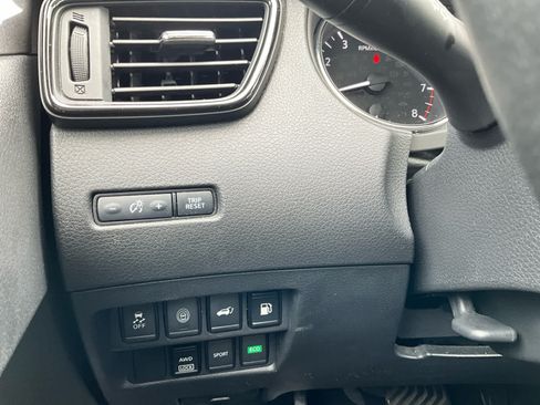 Used 2019 Nissan Rogue SV AWD/4WD image 16