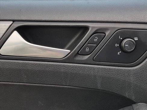 Used 2016 Volkswagen Jetta Sport FWD image 2