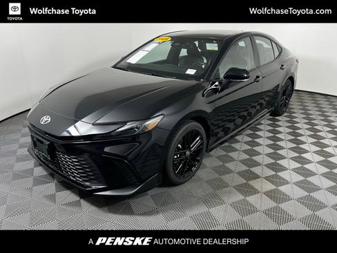 Certified 2025 Toyota Camry SE FWD image 1
