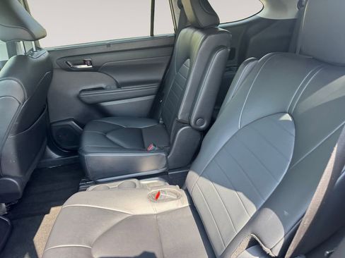 Used 2024 Toyota Highlander XLE AWD/4WD image 13
