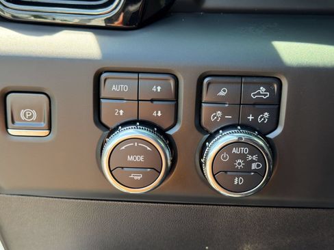 Used 2024 GMC Sierra 1500 AT4 w/ Technology Package AWD/4WD image 17