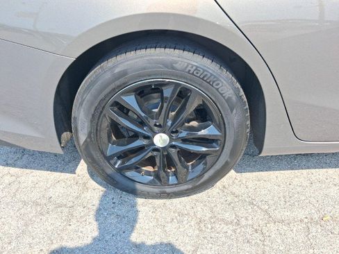 Used 2017 Chevrolet Malibu LT FWD image 21