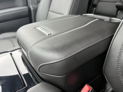 Used 2025 GMC Yukon Denali w/ Sun & Power Step Package image 29