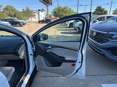 Used 2015 Ford Focus SE image 18