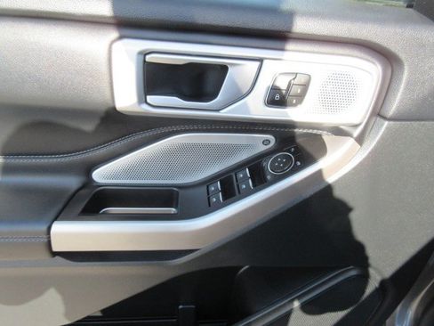 Used 2023 Ford Explorer Limited w/ Limited Technology Package AWD/4WD image 16