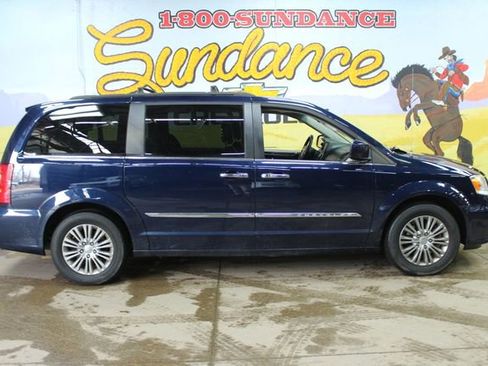 Used 2016 Chrysler Town & Country Touring w/ Driver Convenience Group image 1