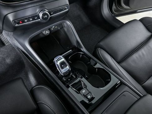 Certified 2025 Volvo XC40 B5 Plus image 18