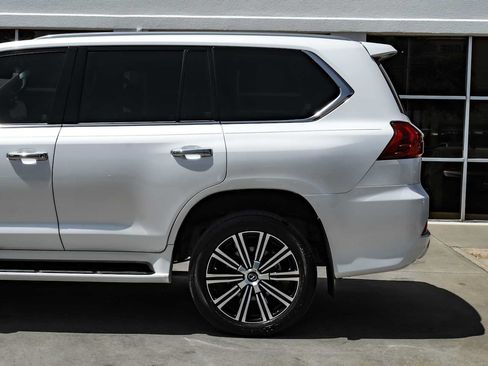 Used 2021 Lexus LX 570 4WD w/ Luxury Package image 18