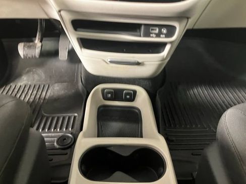 Used 2017 Chrysler Pacifica Touring FWD image 13