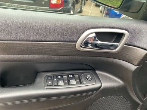 Used 2017 Jeep Grand Cherokee Altitude RWD image 16