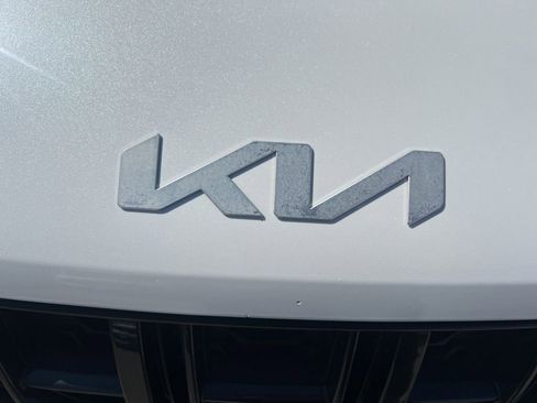 Used 2022 Kia Carnival EX FWD image 28