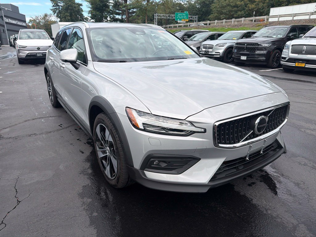 Certified 2025 Volvo V60 B5 Cross Country Plus AWD/4WD image 6