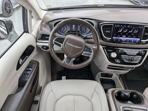 Used 2021 Chrysler Pacifica Touring-L FWD image 16