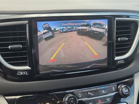 Used 2024 Chrysler Pacifica Touring-L image 35