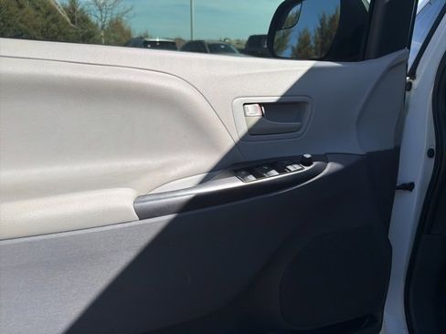 Used 2020 Toyota Sienna L image 15