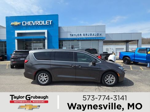 Used 2023 Chrysler Pacifica Touring-L image 1