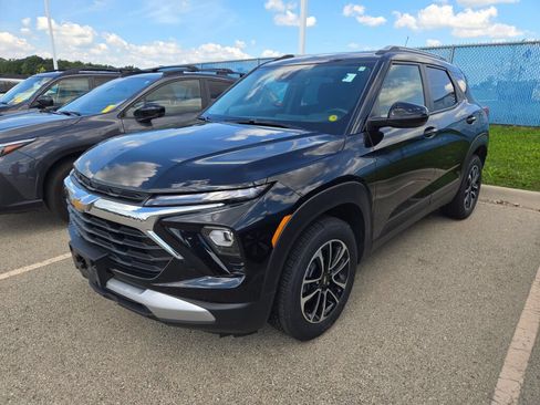 Used 2024 Chevrolet TrailBlazer LT w/ Convenience Package AWD/4WD image 3
