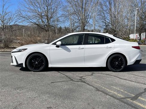 Used 2025 Toyota Camry SE image 2