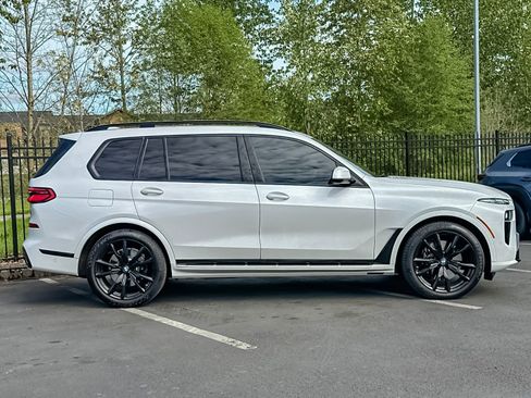 Used 2024 BMW X7 xDrive40i w/ M Sport Package AWD/4WD image 2