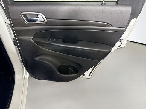 Used 2017 Jeep Grand Cherokee Altitude RWD image 28