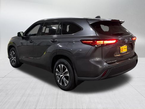 Used 2022 Toyota Highlander XLE AWD/4WD image 3