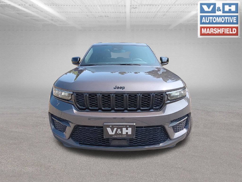 Used 2023 Jeep Grand Cherokee Altitude AWD/4WD image 9