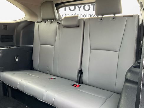 Used 2023 Toyota Highlander Bronze Edition FWD image 24