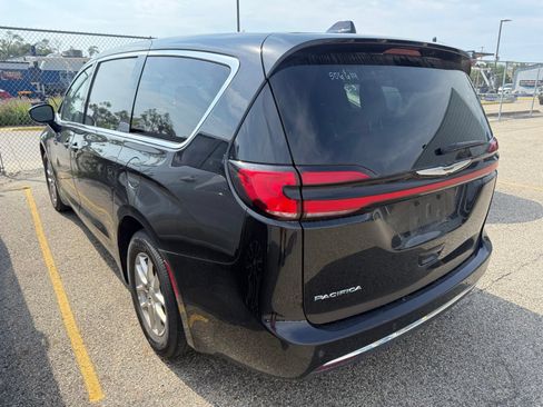 Used 2025 Chrysler Pacifica Select FWD image 4