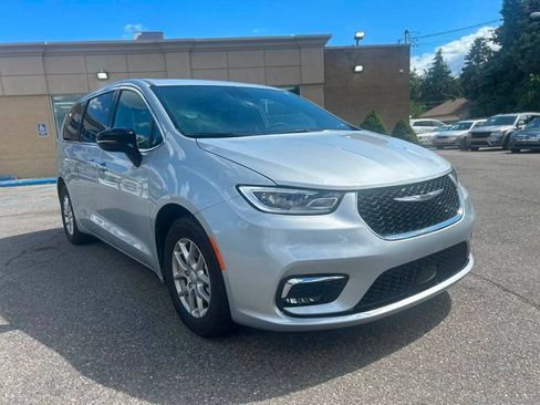 Used 2026 Chrysler Pacifica Select FWD image 3