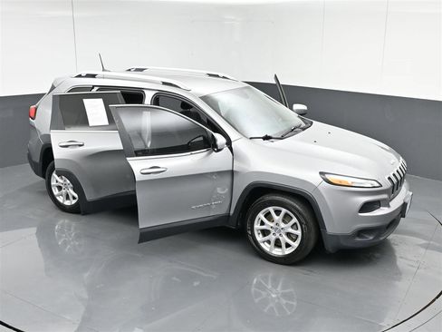 Used 2017 Jeep Cherokee Latitude w/ Cold Weather Group FWD image 37