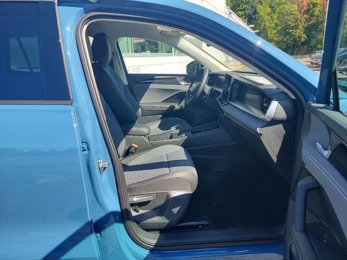 New 2025 Volkswagen Tiguan SE image 41