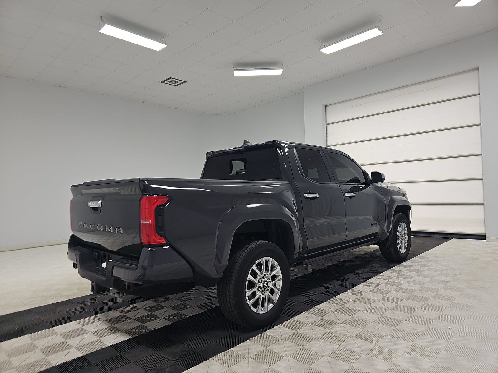 Used 2024 Toyota Tacoma Limited w/ Limited Package (LT) AWD/4WD image 5