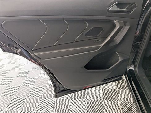 Used 2022 Volkswagen Tiguan SE image 29